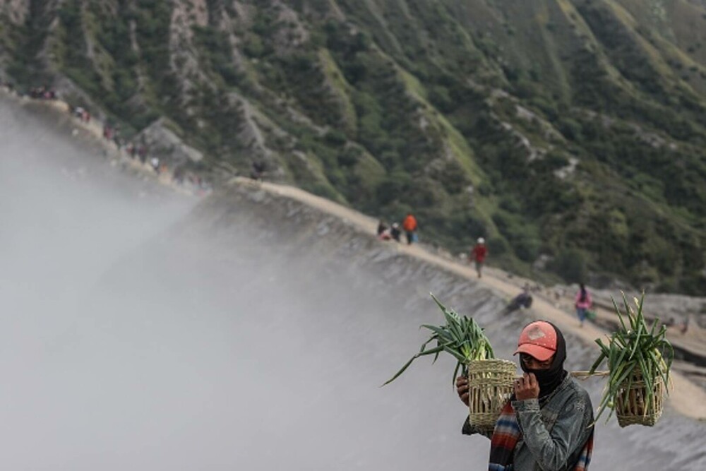 Ritual de sacrificare pe un vulcan activ. De ce au aruncat mii de oamenii legume și animale în crater | GALERIE FOTO - Imaginea 17