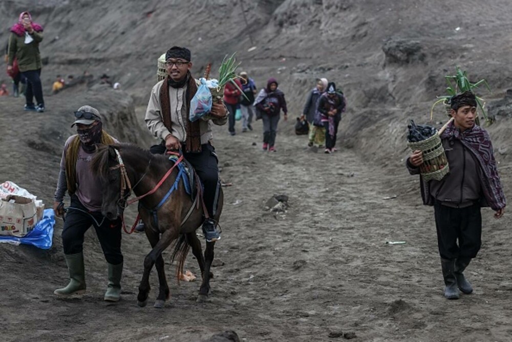 Ritual de sacrificare pe un vulcan activ. De ce au aruncat mii de oamenii legume și animale în crater | GALERIE FOTO - Imaginea 19