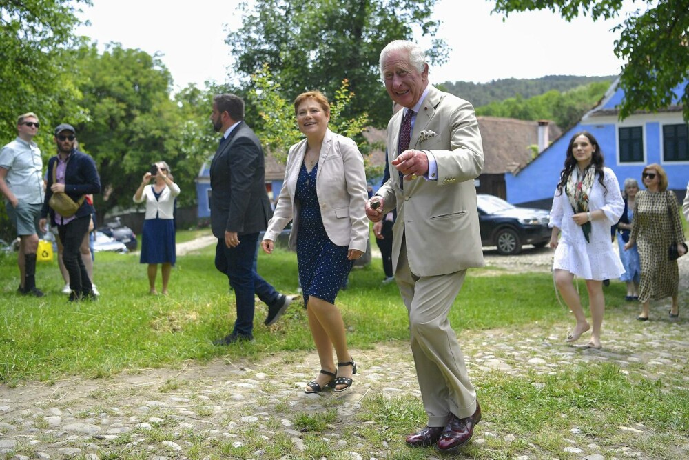 Regele Charles, vizitat la Viscri de ”omologul” Cioabă. Monarhul britanic, entuziasmat de pălinca primită: ”Oh, da!” | FOTO - Imaginea 2