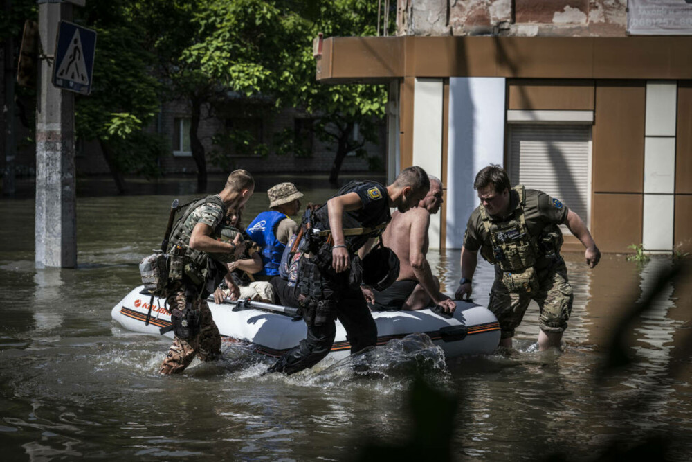 Mii de ucraineni din Herson fug din calea apelor, după distrugerea barajului Kahovka | GALERIE FOTO - Imaginea 1