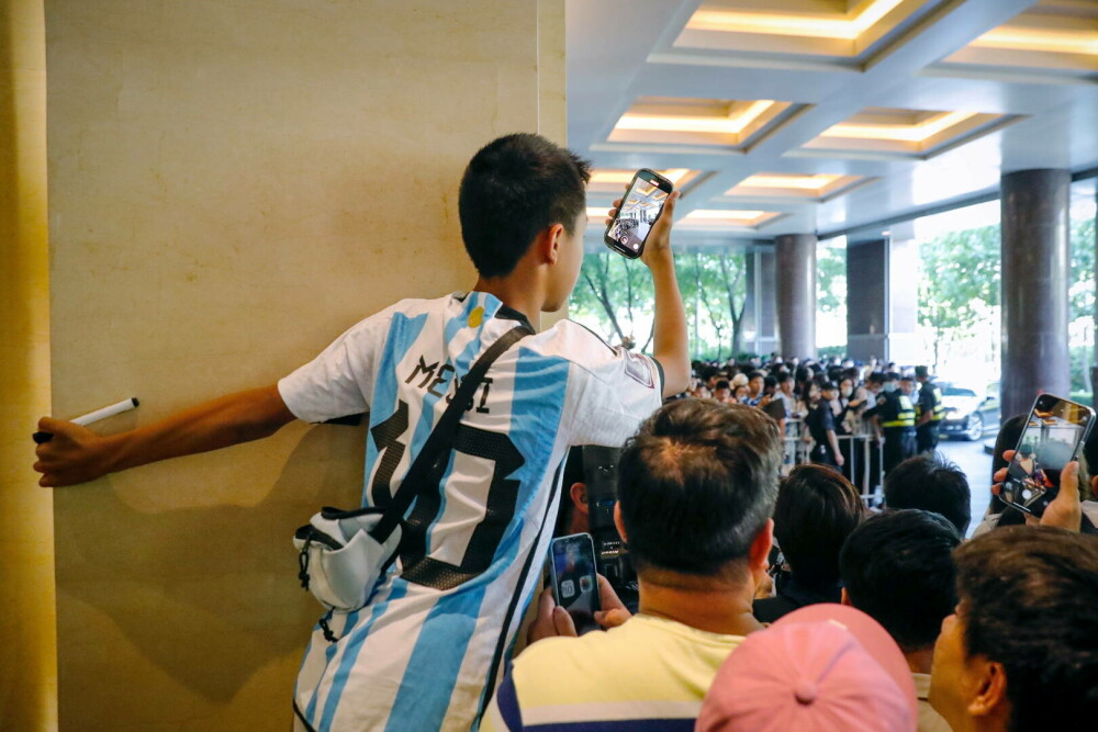Lionel Messi a fost întâmpinat ca un superstar în China de sute de fani: 