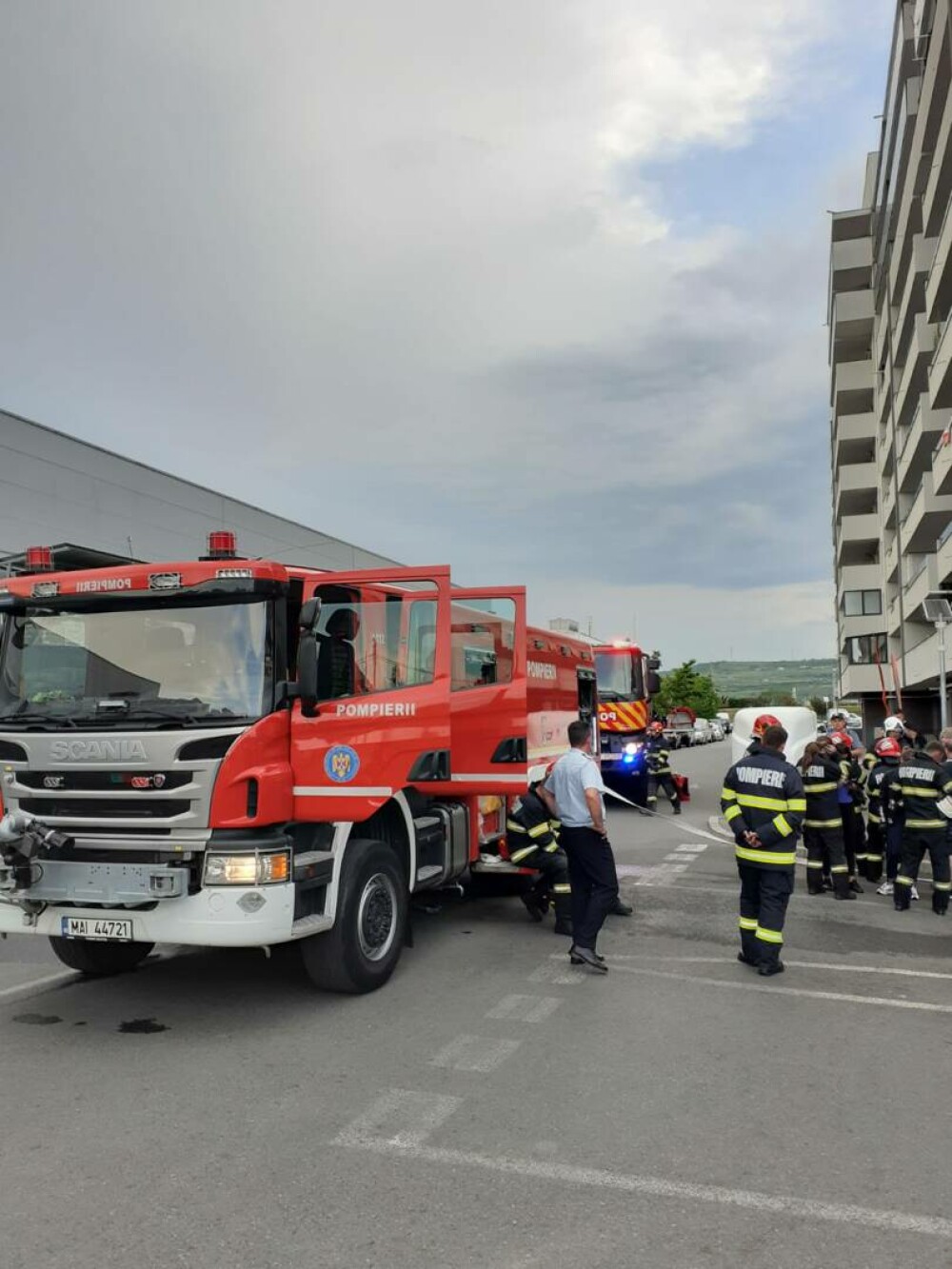 Zeci de locatari evacuați dintr-un bloc din Cluj din cauza unui incendiu produs la subsol. O mașină a luat foc | FOTO - Imaginea 1