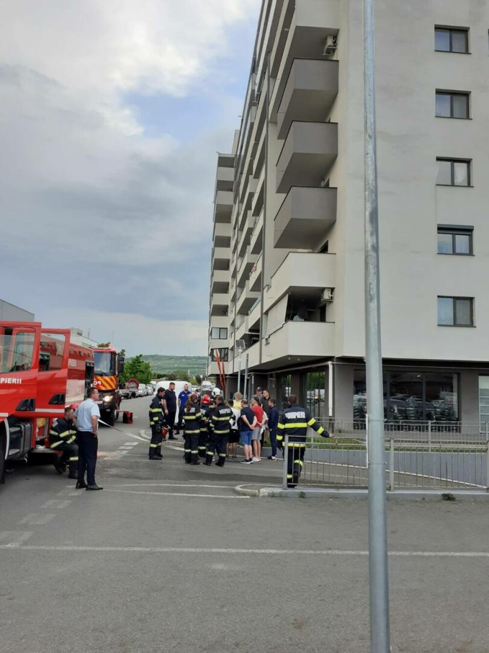 Zeci de locatari evacuați dintr-un bloc din Cluj din cauza unui incendiu produs la subsol. O mașină a luat foc | FOTO - Imaginea 4