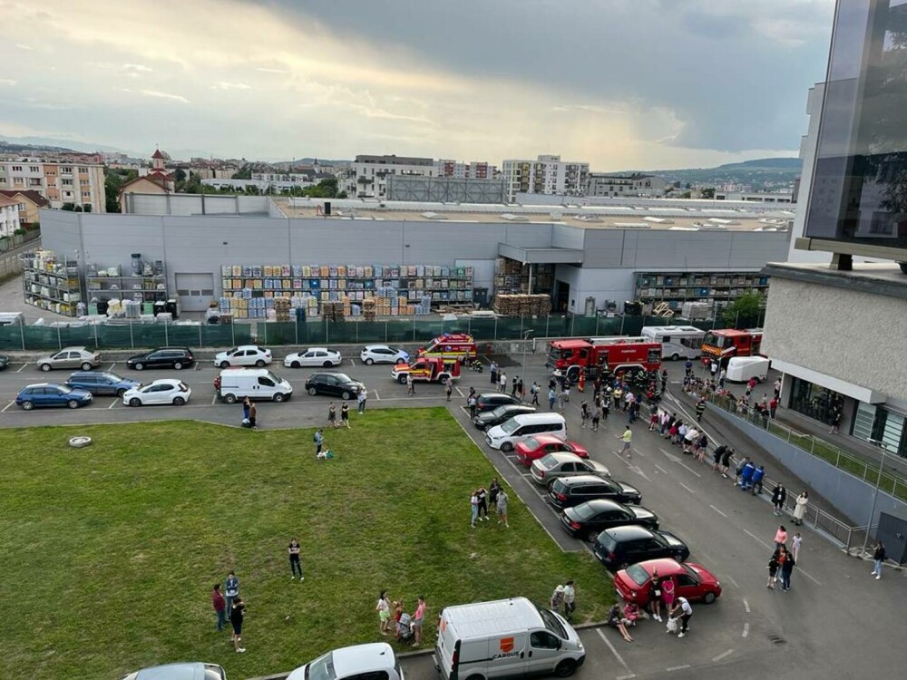 Zeci de locatari evacuați dintr-un bloc din Cluj din cauza unui incendiu produs la subsol. O mașină a luat foc | FOTO - Imaginea 5
