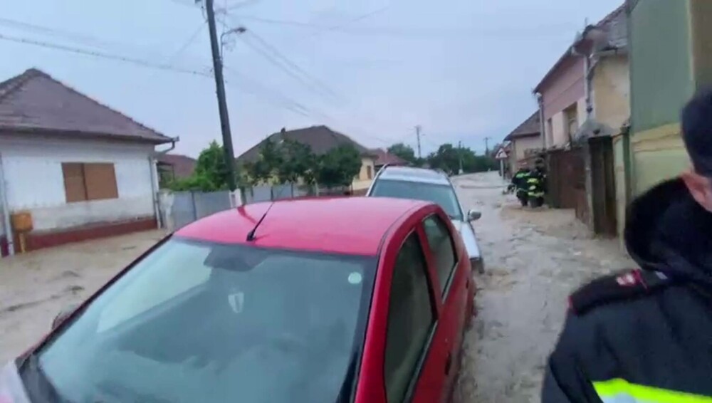 „Doi metri și jumătate apa”. Prăpăd în țară, după ce ploile torențiale au distrus totul în cale. Sute de gospodării inundate - Imaginea 2