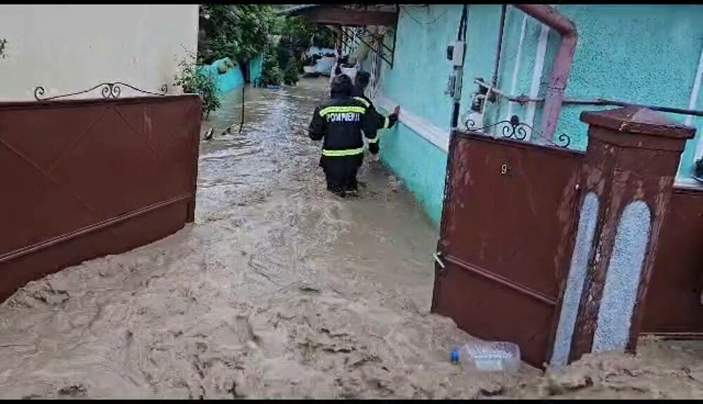 „Doi metri și jumătate apa”. Prăpăd în țară, după ce ploile torențiale au distrus totul în cale. Sute de gospodării inundate - Imaginea 9