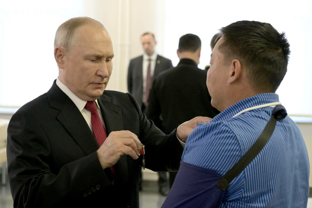 Motivul pentru care Putin s-a pozat alături de ”bărbați adevărați”. ”Nu sunt un film, toate acestea se întâmplă” | FOTO - Imaginea 15