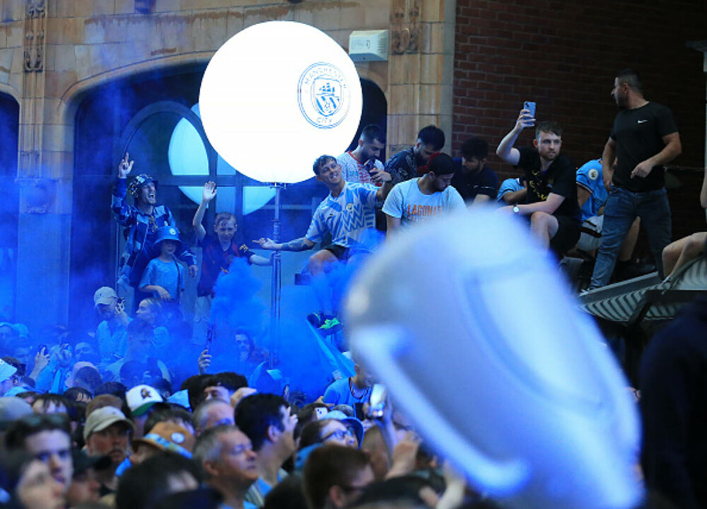 Parada campionilor de la Manchester City. Mii de persoane au ieșit pe stradă, în ploaie. VIDEO - Imaginea 1