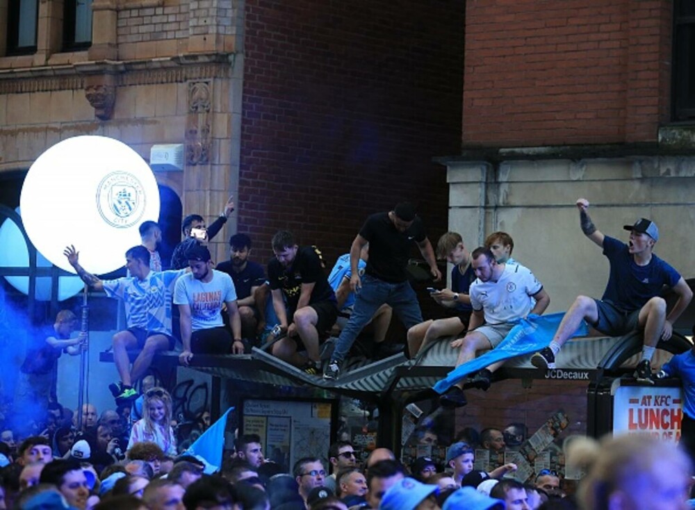 Parada campionilor de la Manchester City. Mii de persoane au ieșit pe stradă, în ploaie. VIDEO - Imaginea 7