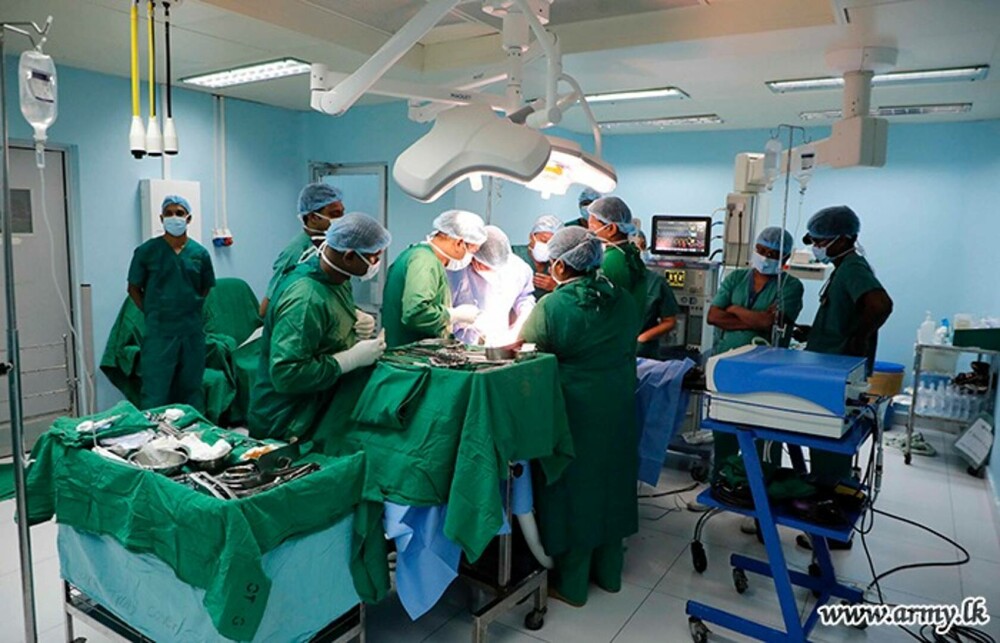 Cum arată cea mai mare piatră la rinichi din lume. A fost îndepărtată chirurgical de medicii din Sri Lanka | FOTO - Imaginea 3