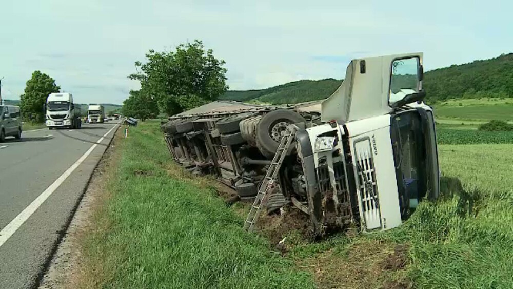 Accident cu 3 victime pe o șosea din Mureș. Un TIR s-a răsturnat într-un șanț, după ce a fost izbit frontal de o mașină. FOTO - Imaginea 1