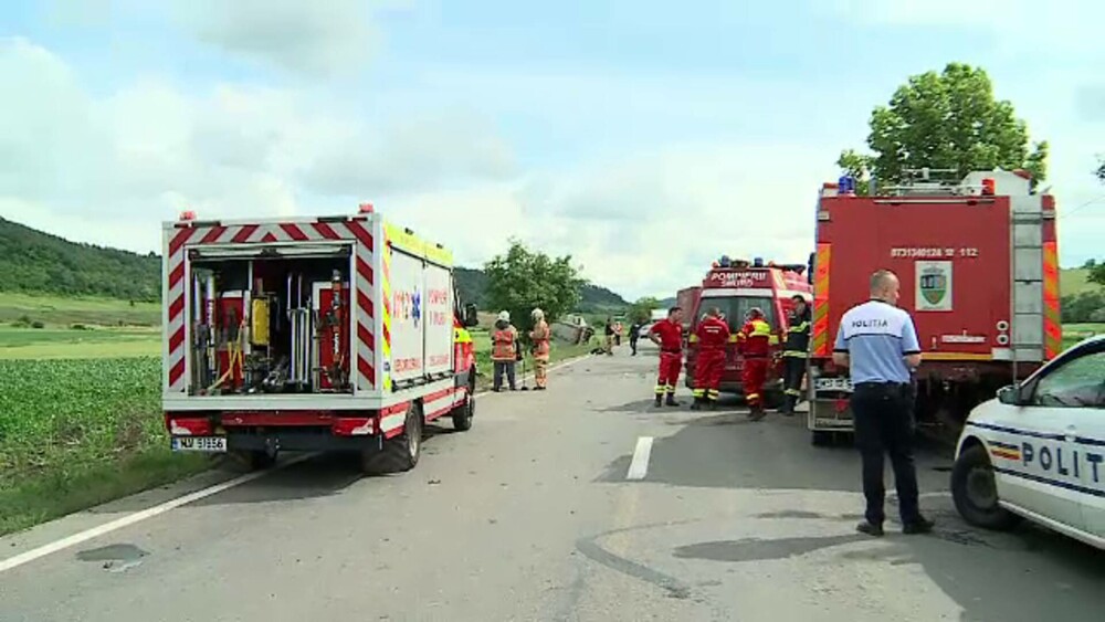 Accident cu 3 victime pe o șosea din Mureș. Un TIR s-a răsturnat într-un șanț, după ce a fost izbit frontal de o mașină. FOTO - Imaginea 3