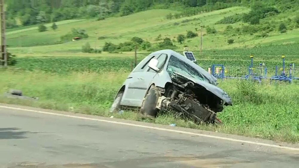 Accident cu 3 victime pe o șosea din Mureș. Un TIR s-a răsturnat într-un șanț, după ce a fost izbit frontal de o mașină. FOTO - Imaginea 4