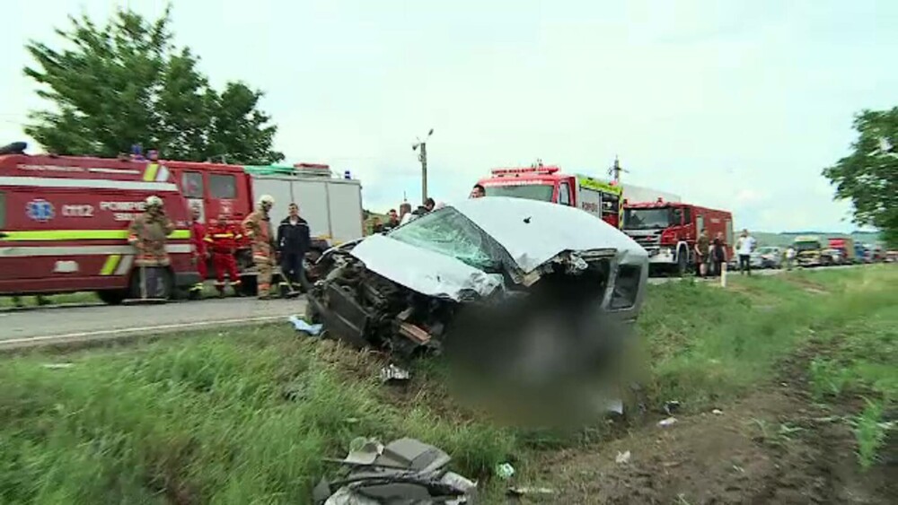 Accident cu 3 victime pe o șosea din Mureș. Un TIR s-a răsturnat într-un șanț, după ce a fost izbit frontal de o mașină. FOTO - Imaginea 5