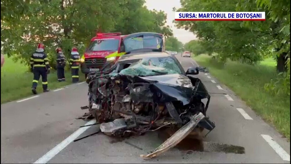 Doi tineri din Botoșani, grav răniți după ce mașina lor a intrat într-un copac. Motorul și o roată au zburat zeci de metri - Imaginea 3