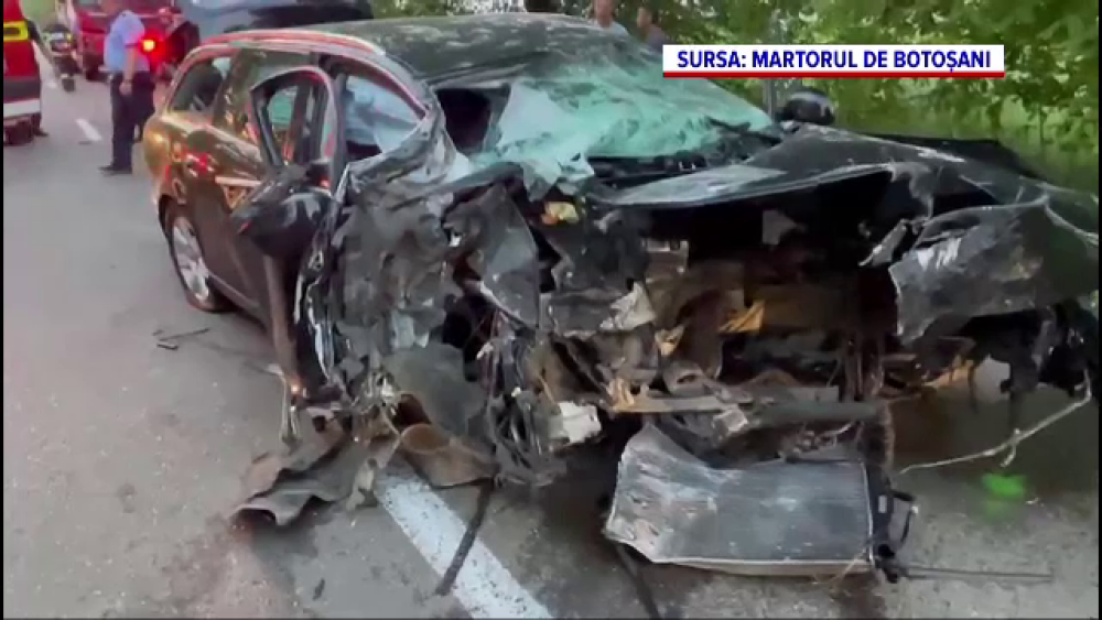 Doi tineri din Botoșani, grav răniți după ce mașina lor a intrat într-un copac. Motorul și o roată au zburat zeci de metri - Imaginea 1