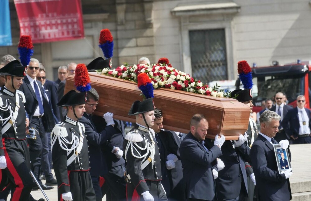 O româncă a fost arestată la Milano, în timpul funeraliilor lui Silvio Berlusconi - Imaginea 2