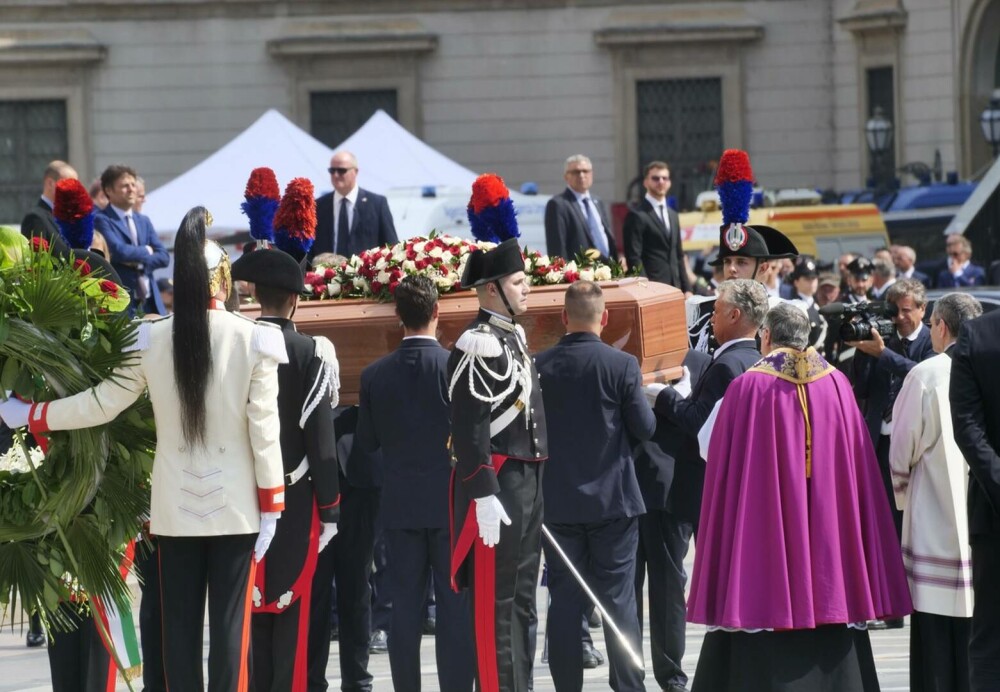 O româncă a fost arestată la Milano, în timpul funeraliilor lui Silvio Berlusconi - Imaginea 3