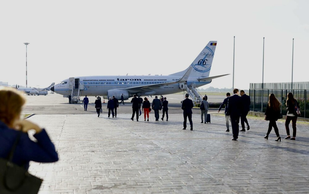 Prima cursă pe Aeroportul Braşov-Ghimbav a fost efectuată de un avion TAROM având la bord mai multe oficialităţi - Imaginea 1