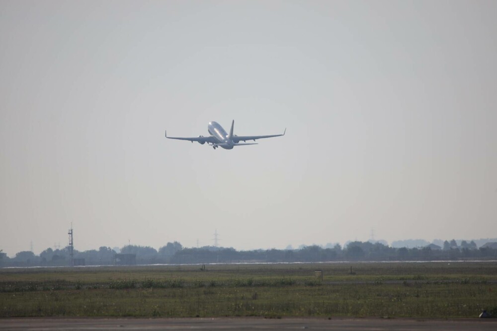 Prima cursă pe Aeroportul Braşov-Ghimbav a fost efectuată de un avion TAROM având la bord mai multe oficialităţi - Imaginea 2