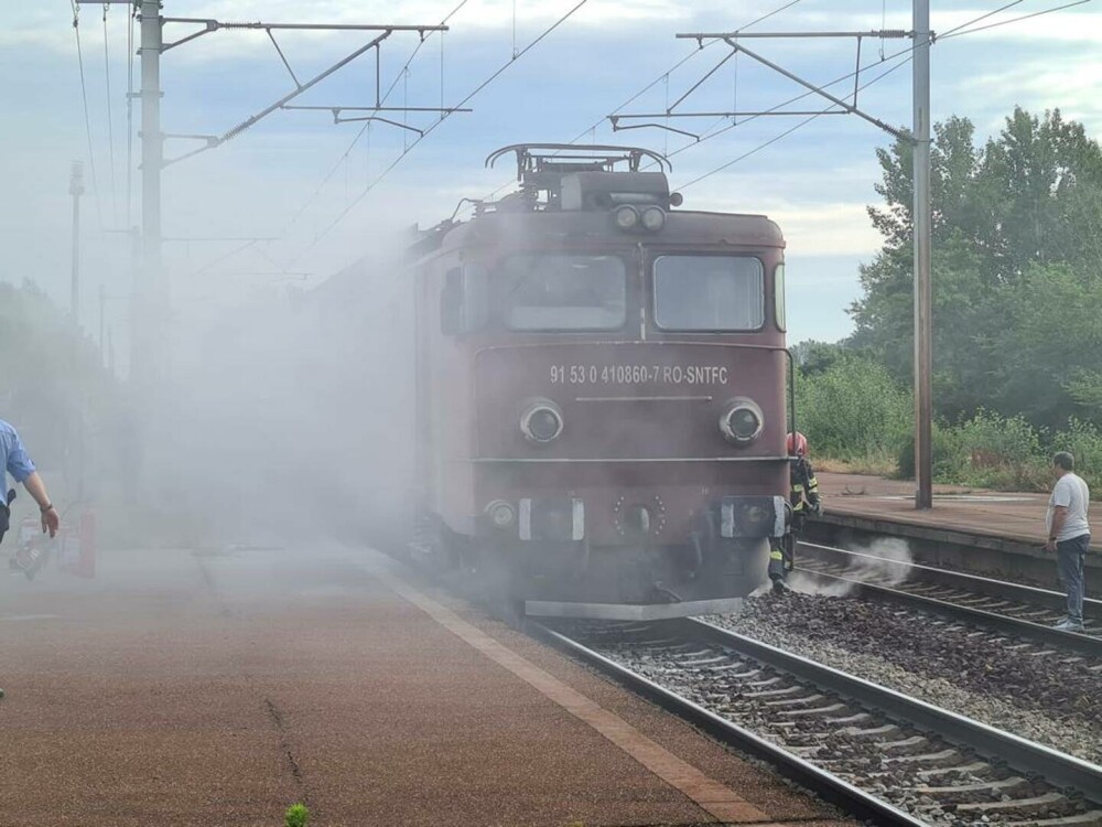 Incendiu la locomotiva unui tren de călători, în Prahova. Pasagerii au ieșit singuri din vagoane - Imaginea 1