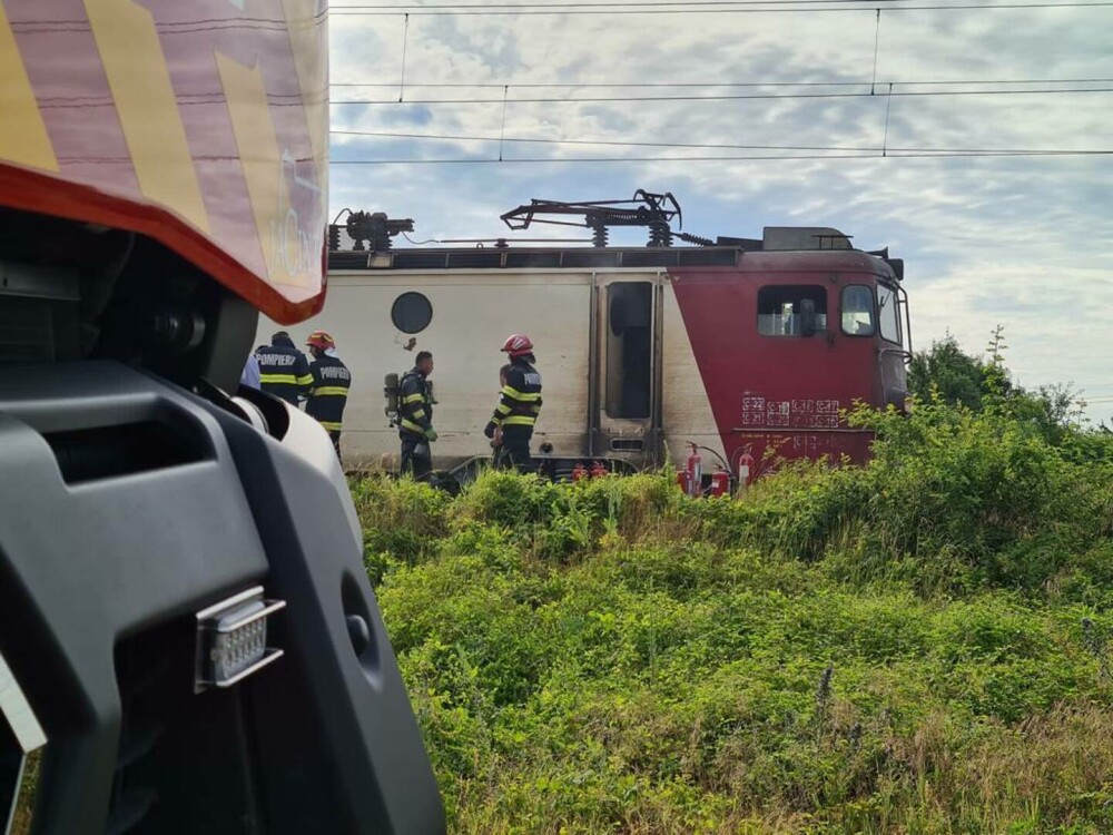Incendiu la locomotiva unui tren de călători, în Prahova. Pasagerii au ieșit singuri din vagoane - Imaginea 2