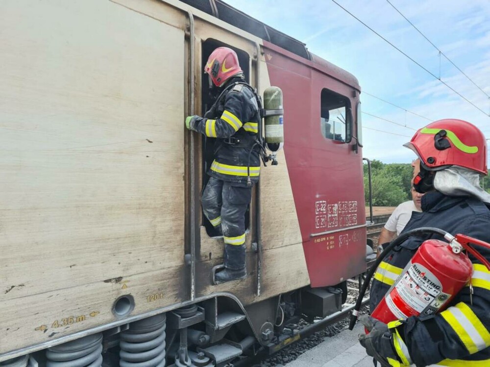 Incendiu la locomotiva unui tren de călători, în Prahova. Pasagerii au ieșit singuri din vagoane - Imaginea 6