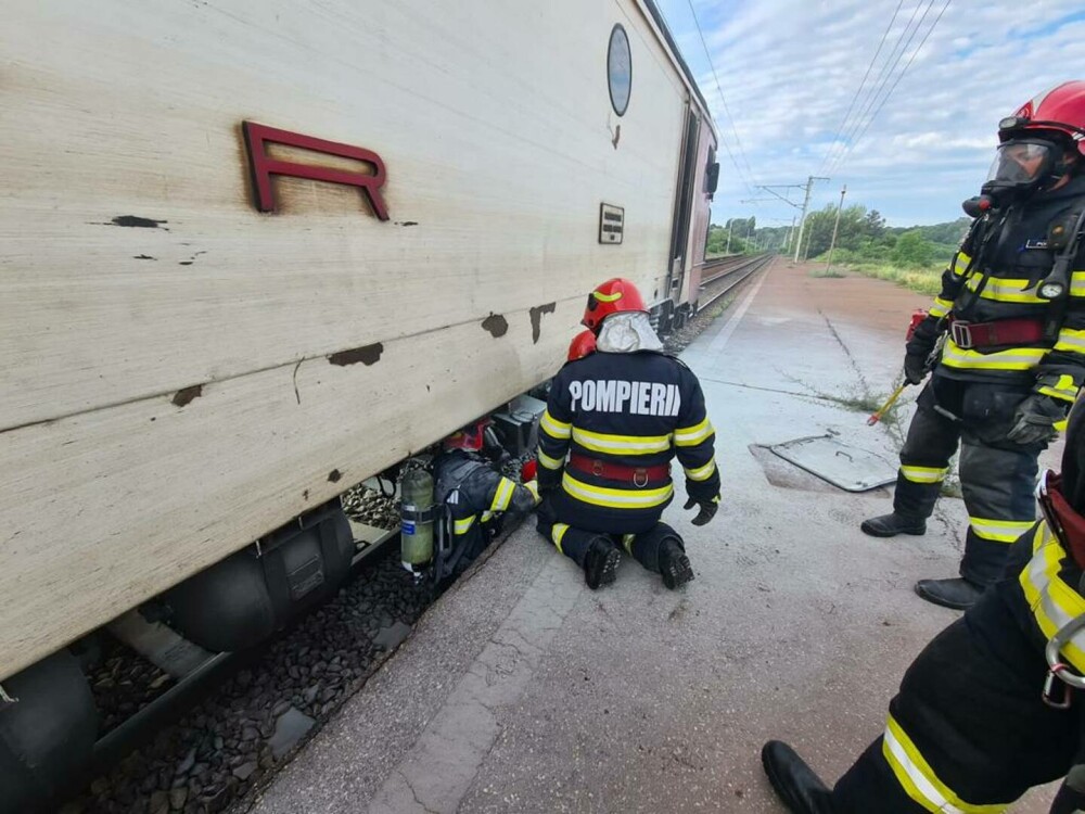 Incendiu la locomotiva unui tren de călători, în Prahova. Pasagerii au ieșit singuri din vagoane - Imaginea 7