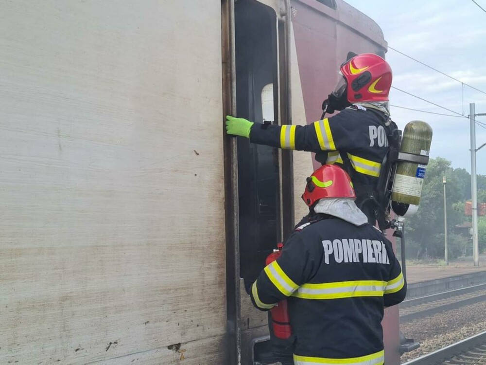 Incendiu la locomotiva unui tren de călători, în Prahova. Pasagerii au ieșit singuri din vagoane - Imaginea 9