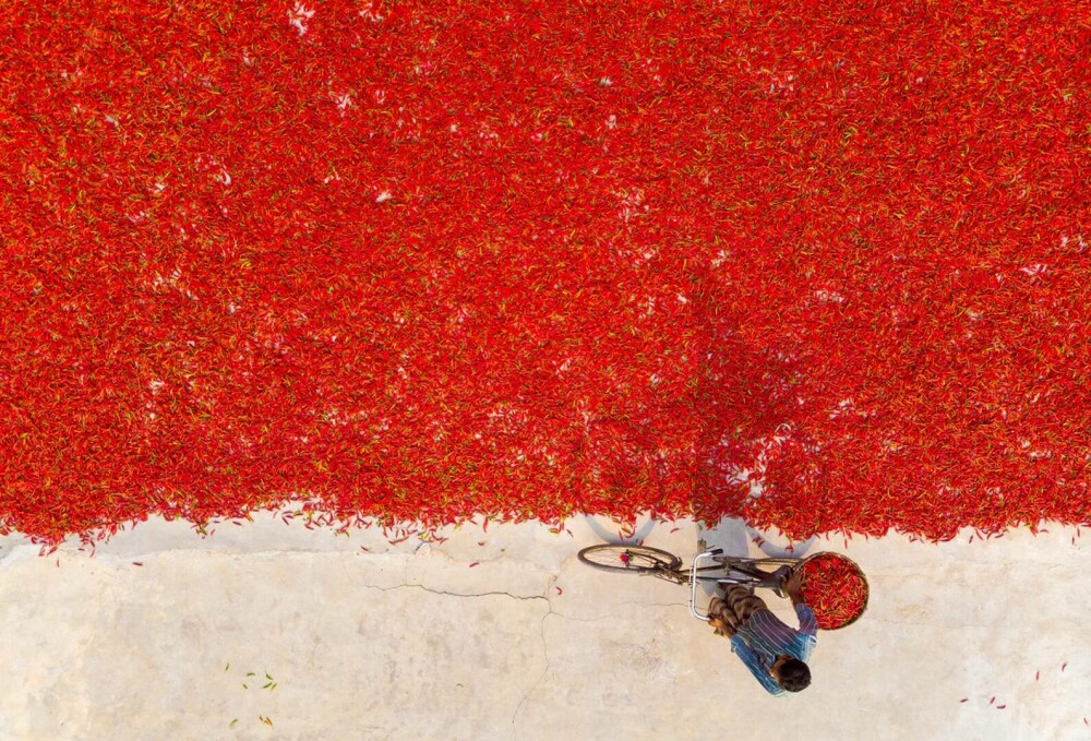 Iadul roșu și fierbinte. Imagini spectaculoase surprinse cu drona în cel mai „iute” loc de pe Pământ | FOTO - Imaginea 2