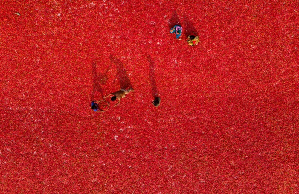 Iadul roșu și fierbinte. Imagini spectaculoase surprinse cu drona în cel mai „iute” loc de pe Pământ | FOTO - Imaginea 1