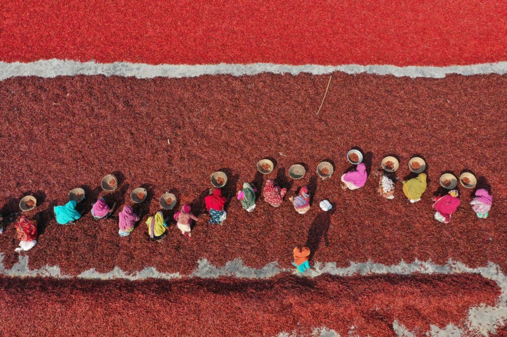 Iadul roșu și fierbinte. Imagini spectaculoase surprinse cu drona în cel mai „iute” loc de pe Pământ | FOTO - Imaginea 11