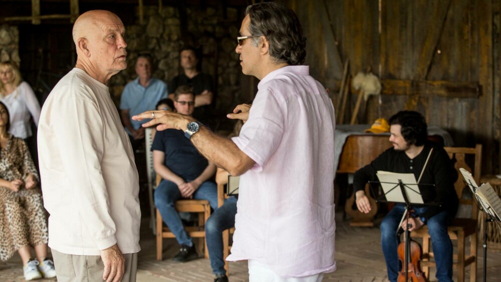 John Malkovich filmează în România. Celebrul actor de la Hollywood îl interpretează pe marele dirijor Sergiu Celibidache - Imaginea 6