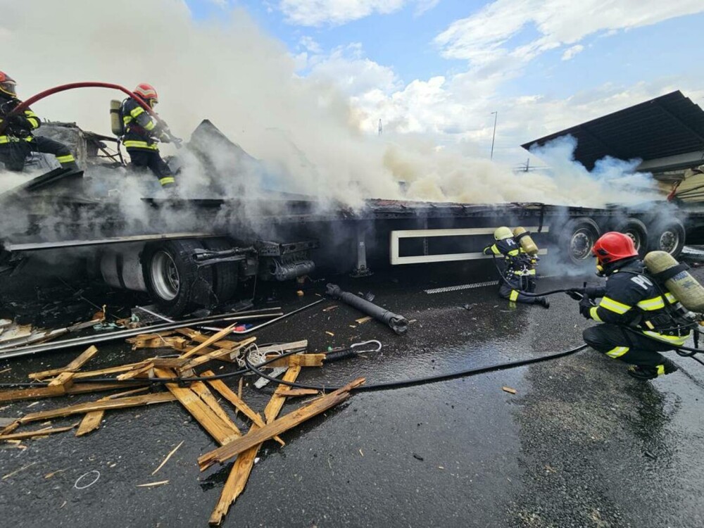 Incendiu puternic pe A10, după ce un camion a explodat în mers şi s-a oprit într-un parapet | FOTO - Imaginea 1