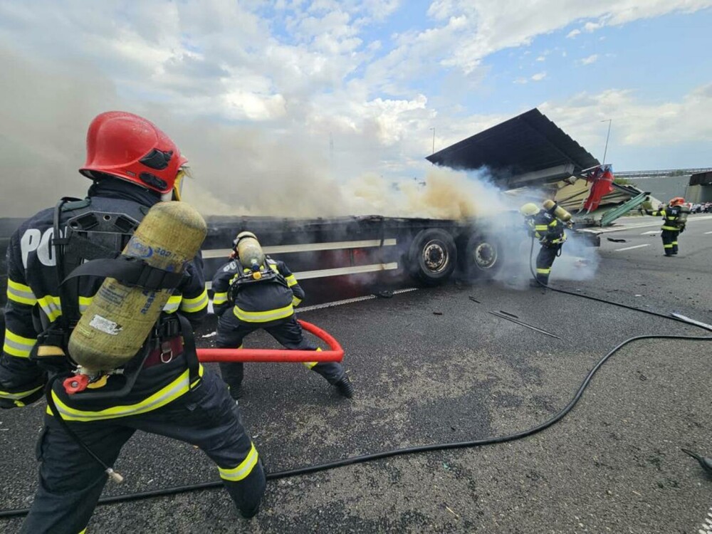 Incendiu puternic pe A10, după ce un camion a explodat în mers şi s-a oprit într-un parapet | FOTO - Imaginea 4