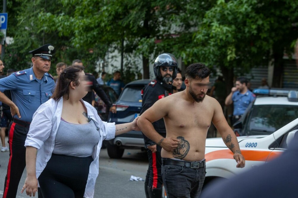Zeci de persoane s-au luat la bătaie cu bâte, sticle și cuţite în Milano. O mașină cu numere de România, motivul scandalului - Imaginea 2