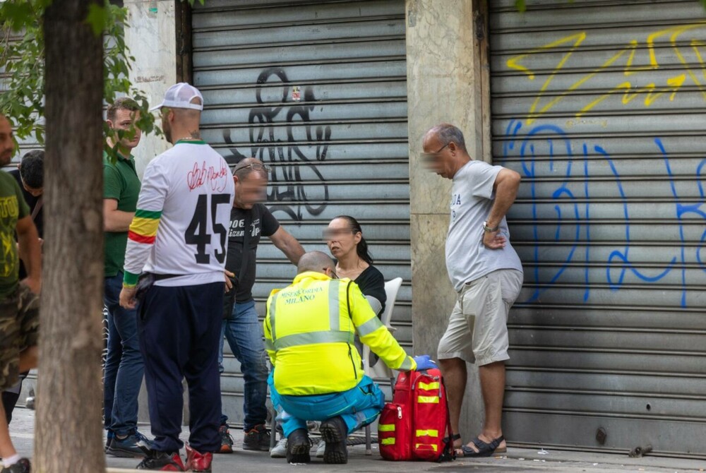 Zeci de persoane s-au luat la bătaie cu bâte, sticle și cuţite în Milano. O mașină cu numere de România, motivul scandalului - Imaginea 3