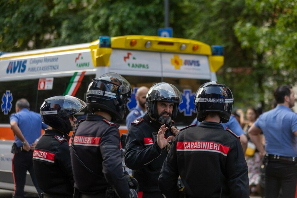 Zeci de persoane s-au luat la bătaie cu bâte, sticle și cuţite în Milano. O mașină cu numere de România, motivul scandalului - Imaginea 5