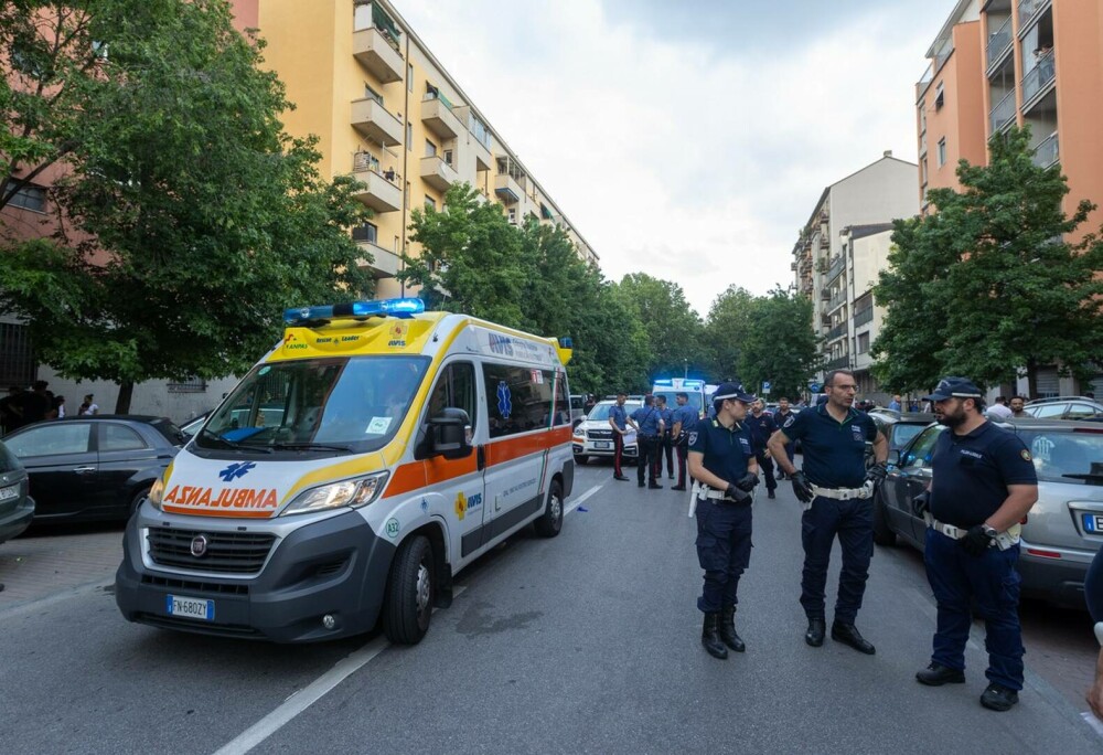 Zeci de persoane s-au luat la bătaie cu bâte, sticle și cuţite în Milano. O mașină cu numere de România, motivul scandalului - Imaginea 6