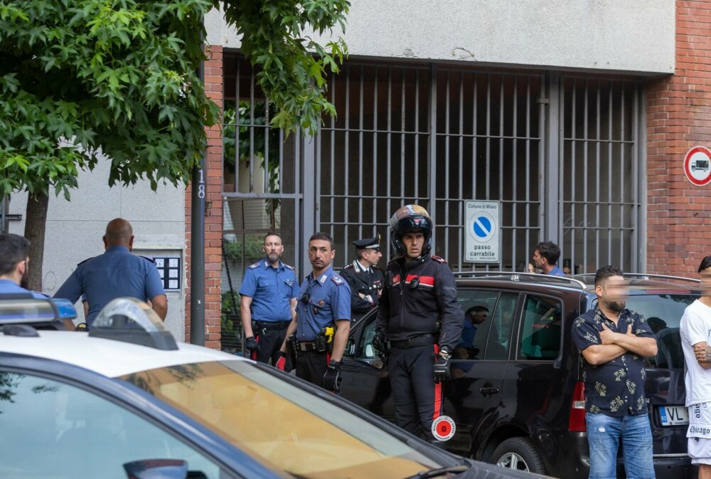 Zeci de persoane s-au luat la bătaie cu bâte, sticle și cuţite în Milano. O mașină cu numere de România, motivul scandalului - Imaginea 7