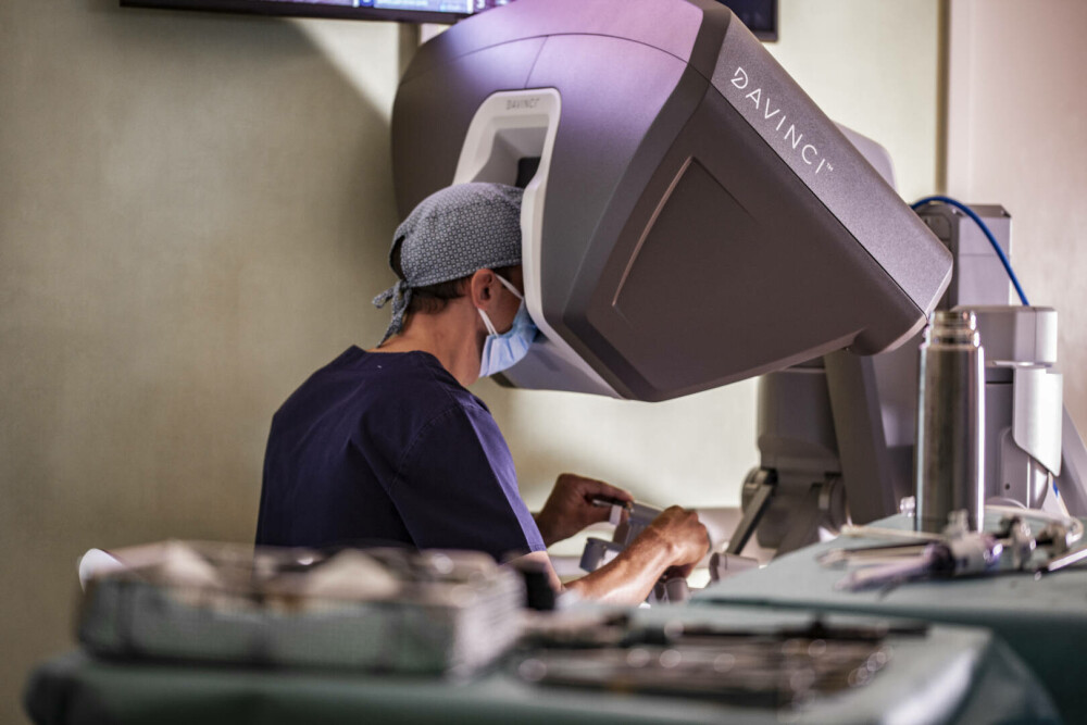(P) Chirurgia robotică, o șansă uriașă pentru pacienții în vârstă - Imaginea 1