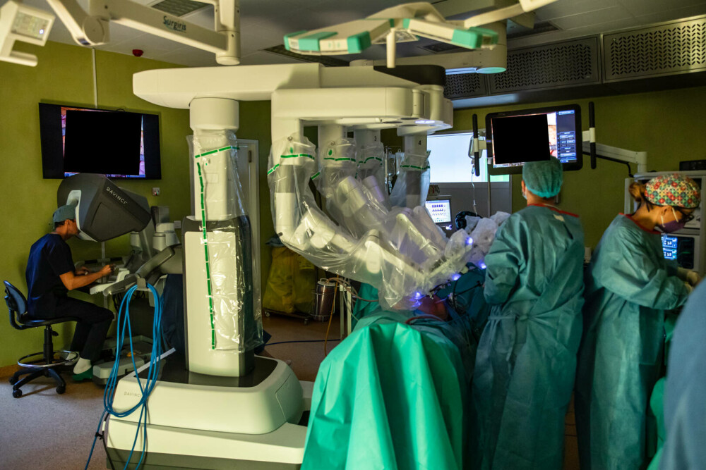 (P) Chirurgia robotică, o șansă uriașă pentru pacienții în vârstă - Imaginea 2