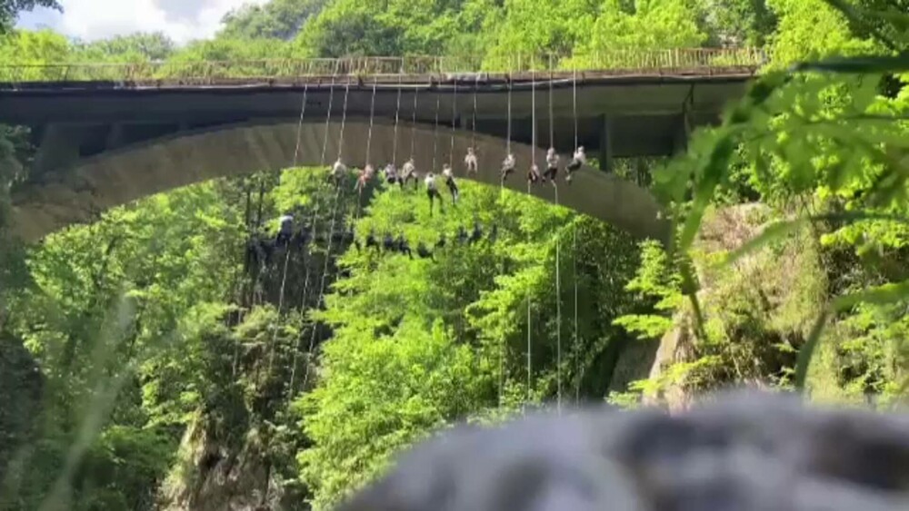 Record naţional în apropiere de Peștera Polovragi. 25 de tineri din Botoșani au coborât în rapel de pe un pod înalt - Imaginea 1