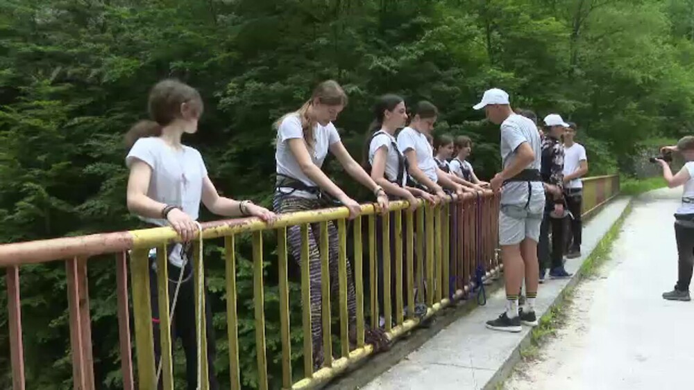 Record naţional în apropiere de Peștera Polovragi. 25 de tineri din Botoșani au coborât în rapel de pe un pod înalt - Imaginea 3