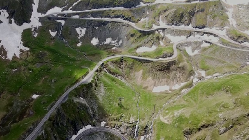 Obiective turistice pe Transfăgărășan. Ce poți vizita când parcurgi cel mai frumos drum din România - Imaginea 4