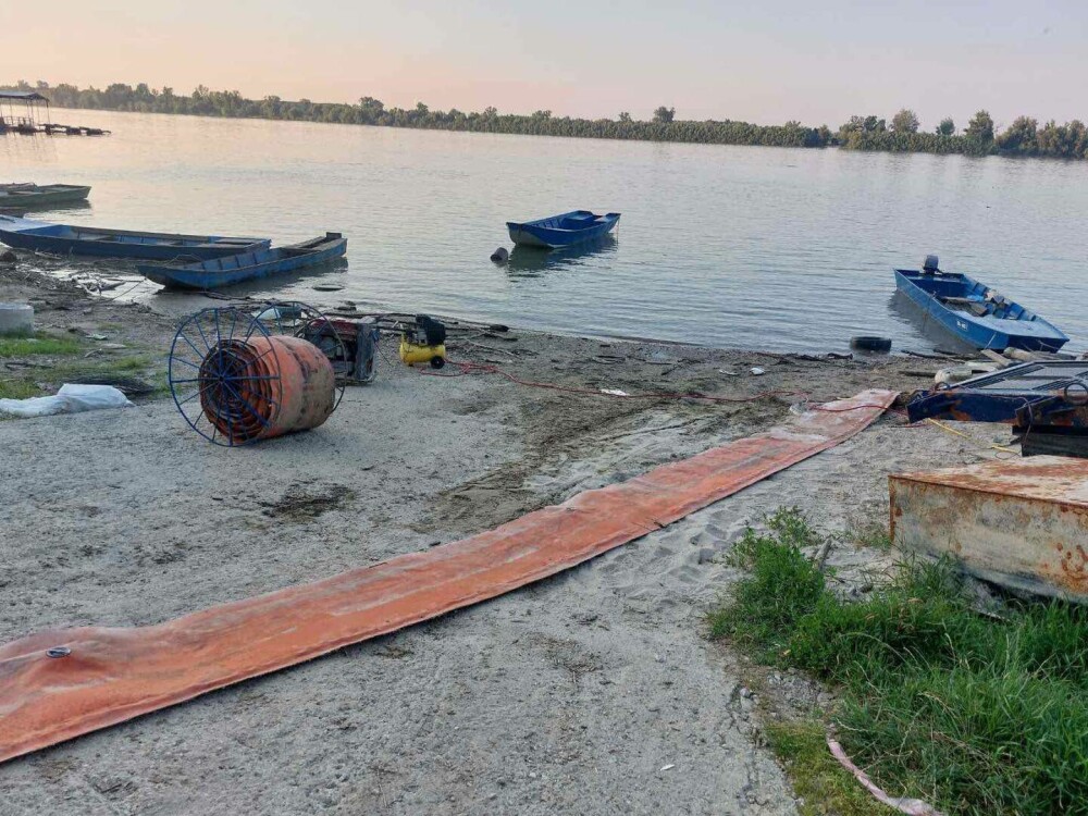 Poluare pe Dunăre: 35 de tone de petrol s-au scurs în apă. Ce a provocat acest incident | FOTO - Imaginea 3