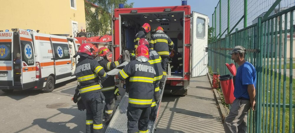 Patru muncitori au fost răniți după ce tavanul unei clădiri s-a prăbușit peste ei, în Cluj. Două dintre victime sunt în comă - Imaginea 1