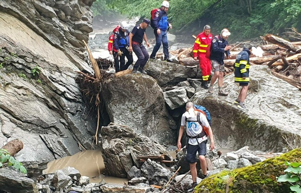 Tatăl și fiul de 12 ani, căutaţi într-o pădure din Vrancea, au fost găsiți. Plecaseră pe un traseu montan - Imaginea 1