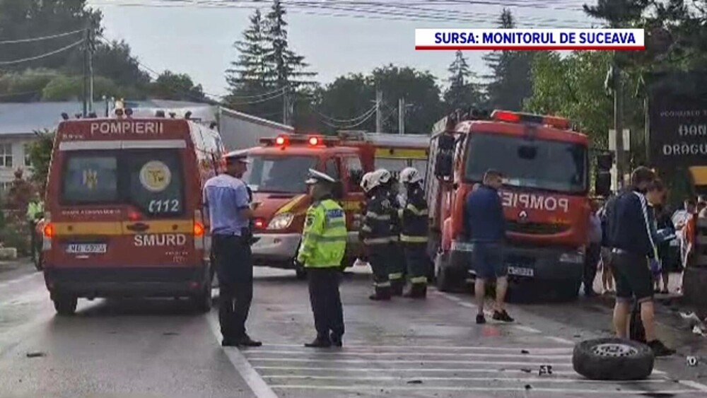 Momentul în care o mașină lovită violent de o autoutilitară se opreşte într-un copac, în Suceava. 11 persoane au fost rănite - Imaginea 2