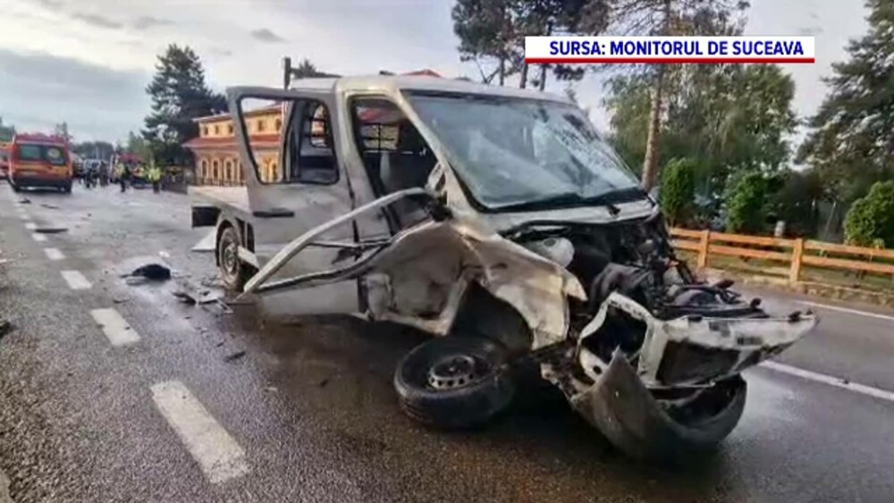 Momentul în care o mașină lovită violent de o autoutilitară se opreşte într-un copac, în Suceava. 11 persoane au fost rănite - Imaginea 3